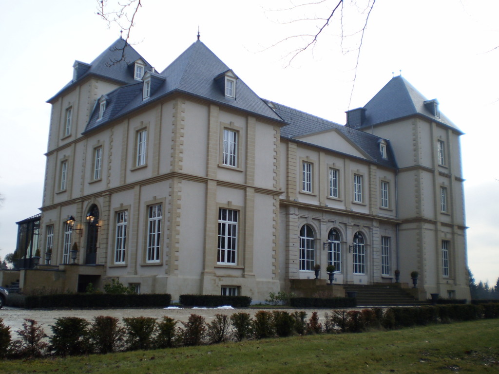 Château avant et côte gauche